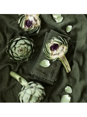 Aranżacja stołu z lnem Lovely Linen w kolorze Jeep Green