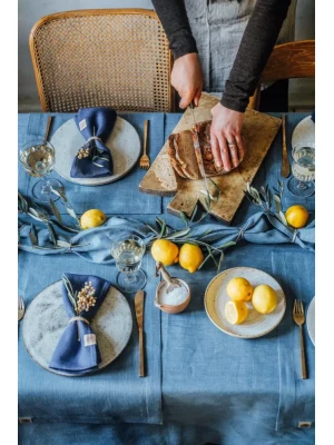 Aranżacja stołu z lnem Lovely Linen w kolorze Dusty Blue
