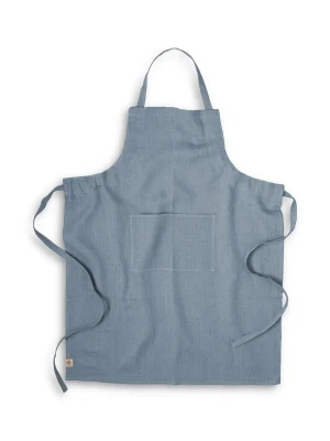 Fartuch CLASSIC Pigeon Blue – zdjęcie produktowe 3:4 Fartuch CLASSIC Pigeon Blue – zdjęcie produktowe