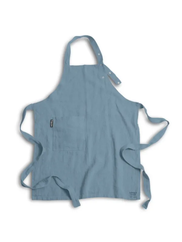 Fartuch LOVELY Dusty Blue – zdjęcie produktowe 3:4 Fartuch LOVELY Dusty Blue – zdjęcie produktowe