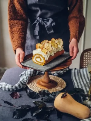 Fartuch LOVELY Black podczas serwowania ciasta – zdjęcie inspiracyjne