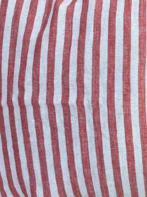 Fartuch MISTY Real Red - Paski – zdjęcie aranżacyjne